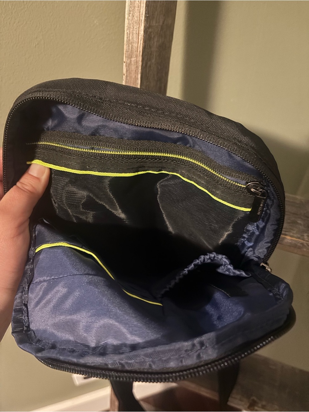 TravelOn Anti-Theft Crossbody - Picture 7 of 8